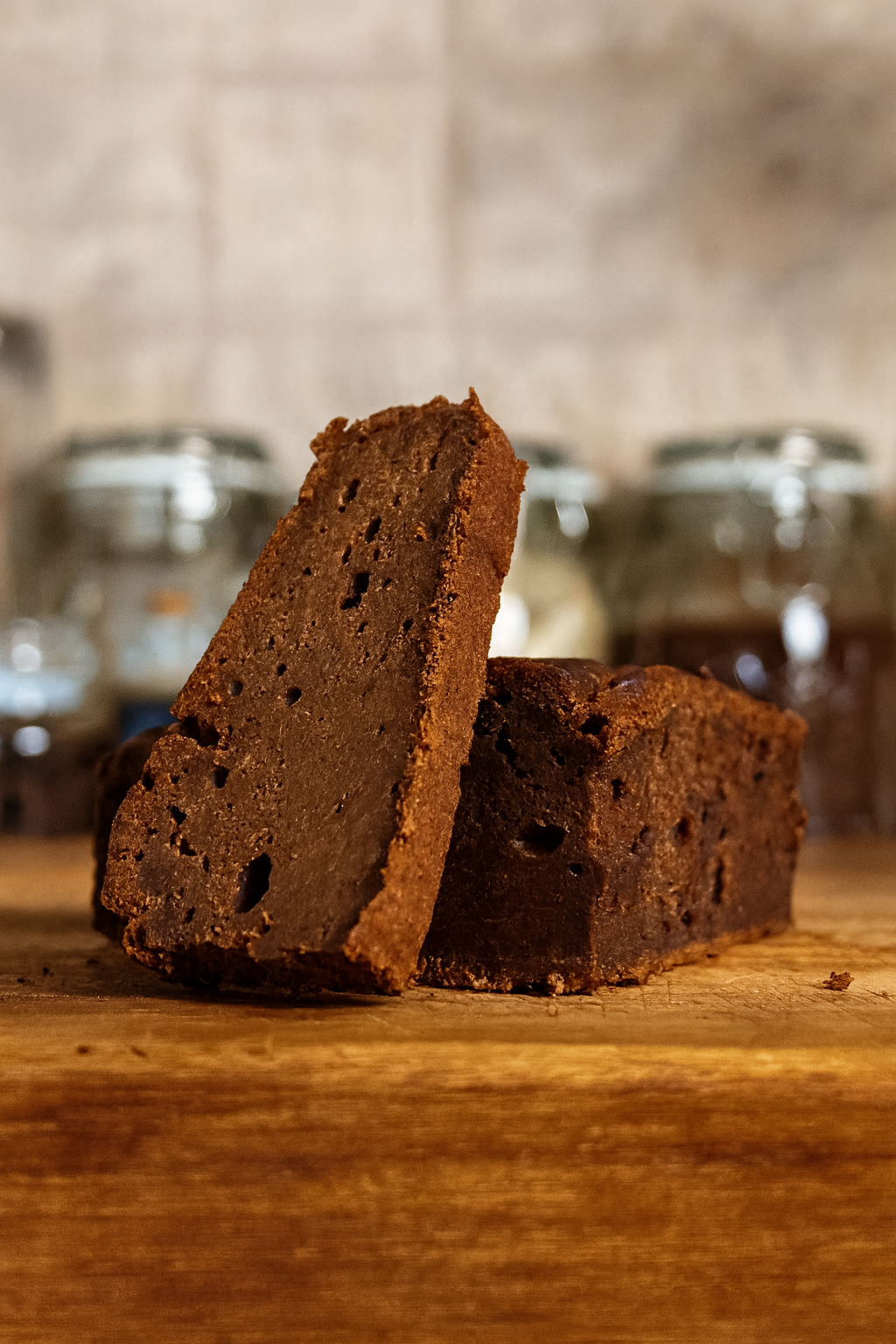 Sugar-free carob cake with banana and apple