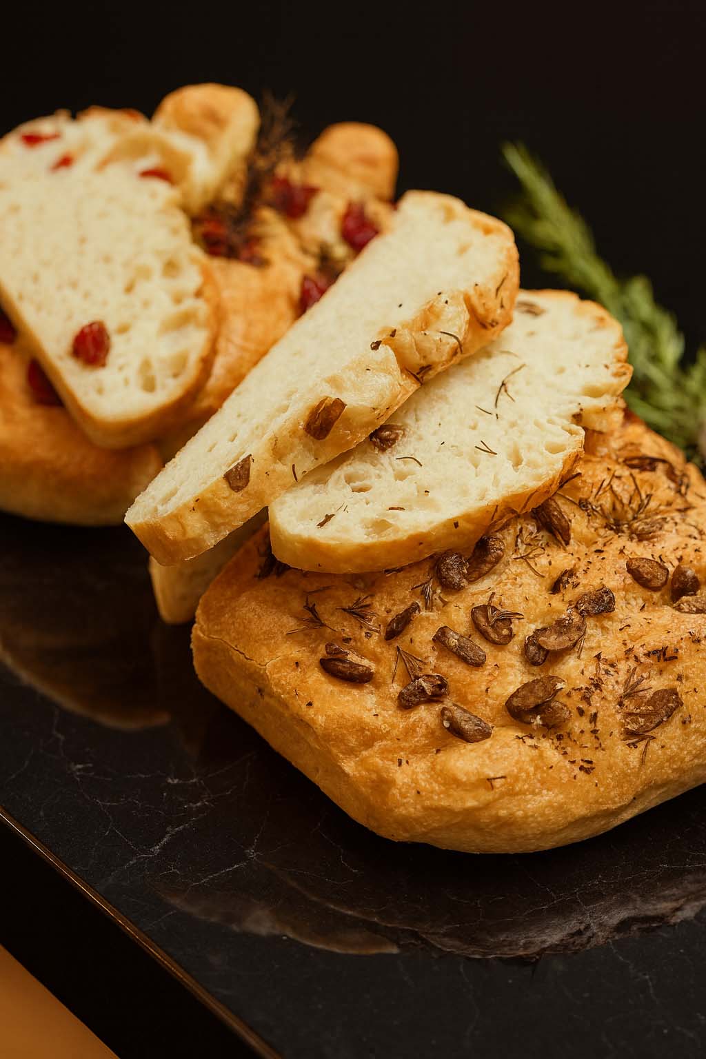 ΦΟΚΑΤΣΙΑ ΜΕ ΝΤΟΜΑΤΙΝΙΑ & ΔΕΝΤΡΟΛΙΒΑΝΟ